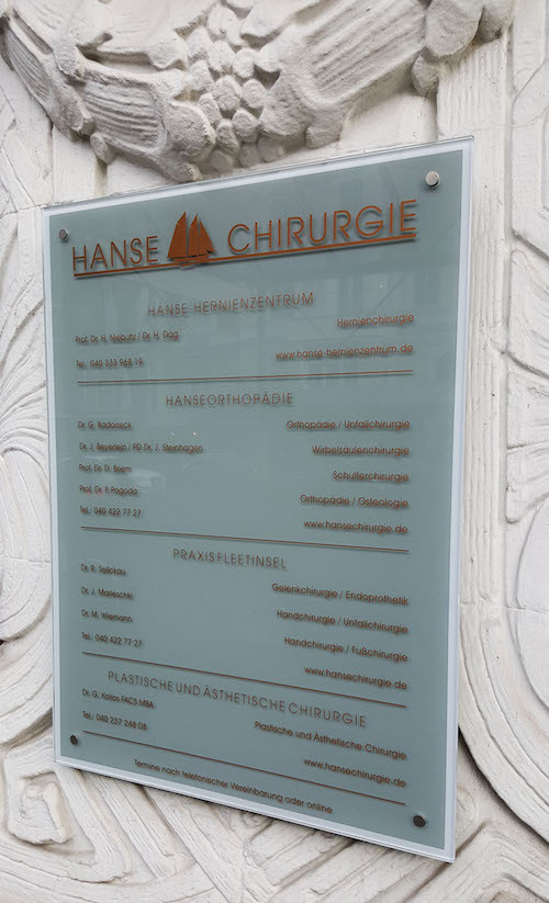 Schild für die Hansechirurgie in Hamburg